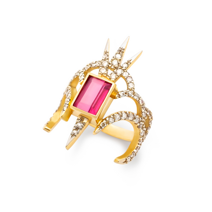 Anel Athena em ouro 18k com turmalina rosa e diamantes — detalhe | Fabi Jorge